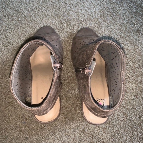 NWOT Women’s Brown Zip Up Heels - Size 6.5 - Picture 5 of 6